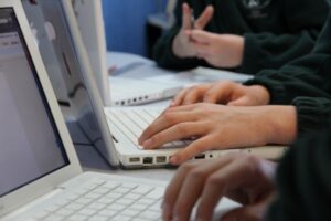 Dilema dos pais: quando e como introduzir tecnologia na vida das crianças