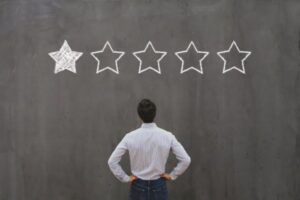 Como lidar com comentários negativos e reclamações online?